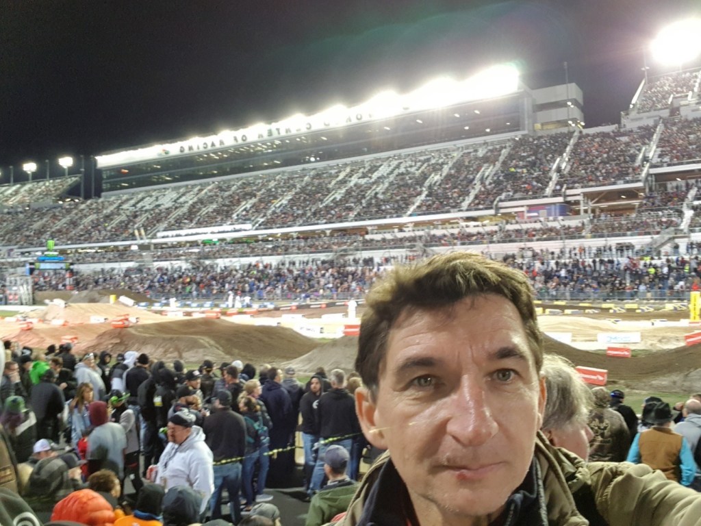 Si le SX Tour est devenu "LA" Référence en tant que "seul Vrai Championnat de Supercross en tant que tel en Europe" c'est grâce (entre autres mais surtout..) à Thierry et Jean-Luc Fouchet.. J'avais pas mal de questions à poser en ce qui concerne l'organisation, la mise en place, la construction d'un Supercross, Thierry Fouchet a eu la gentillesse de prendre de son temps de business man hyper booké pour me répondre.. Interview..
